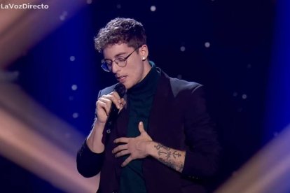 Javier Santacruz 'Santa' durante su actuación en 'La Voz'