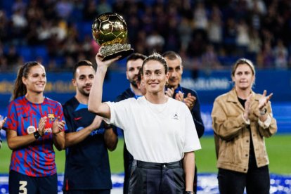 Alexia Putellas ofreciendo su reciente Balón de Oro a la afición del Barcelona