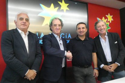 Firma del acuerdo con Jesús Álvarez (TVE) y Pedro Pablo San Martín (TVE), vicepresidentes Asociación Española de la Prensa Deportiva, Julián Redondo, presidente Asociación Española de la Prensa Deportiva, y Bernabé Cano, alcalde de La Nucía