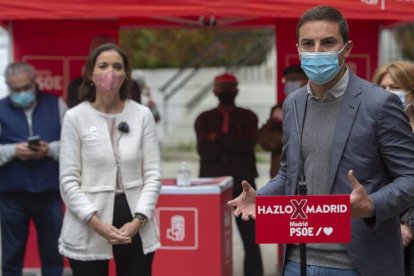 El líder del PSOE de Madrid, Juan Lobato, y la ministra Reyes Maroto