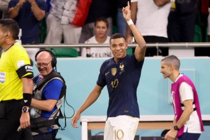 Mbappé, celebrando uno de los dos goles que marcó ante Polonia.