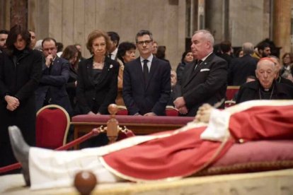 Félix Bolaños con la Reina Sofía en el funeral de Benedicto XVI