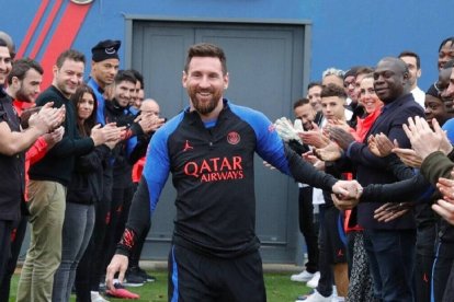 Leo Messi, recibido en París, después de haber ganado el Mundial de Catar.