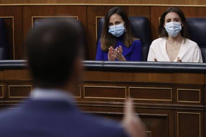 Pedro Sánchez interviene en el Congreso y frente a él Belarra y Montero.