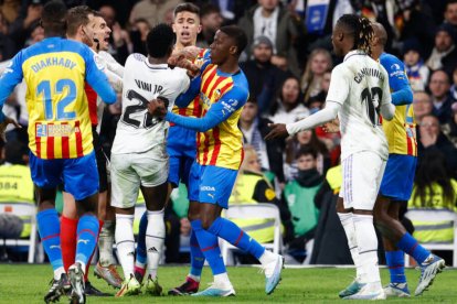 Vinicius se enfrenta a Paulista instantes después de la tremenda patada.