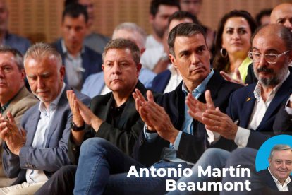 Pedro Sánchez, entre Emiliano García-Page y Javier Lambán.