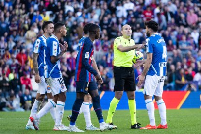 Mateu Lahoz, durante el derbi barcelonés del pasado sábado.