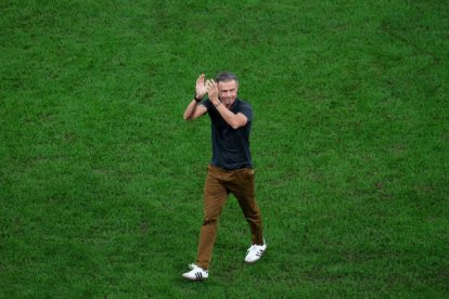 Luis Enrique, despidiéndose de la afición tras la derrota en Catar.