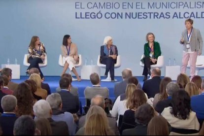 Celia Villalobos en la mesa de alcaldesas del PP