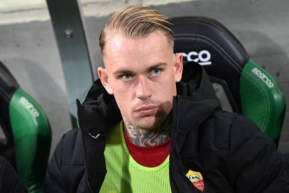 Rick Karsdorp, en el banquillo de la Roma.