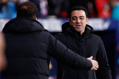 Simeone, de espaldas, saluda a Xavi Hernández antes del partido del pasado domingo.