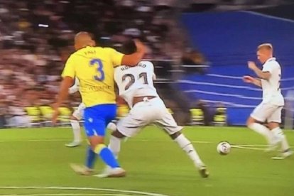 Fali, agrediendo a Rodrygo en el encuentro de ayer en el Bernabéu.