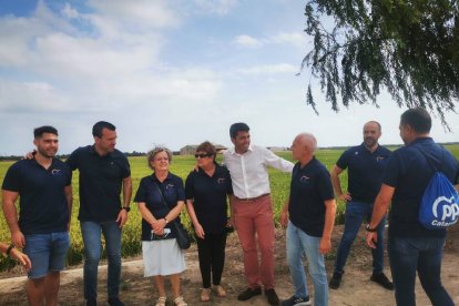 Mazón con militantes populares en el Puerto de Catarroja durante el concurso de all i pebre de este fin de semana.