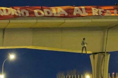 Muñeco con la camiseta de Vinicius colgado de un puente de la M-40 en Madrid.