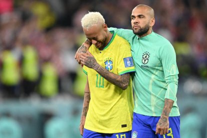 Neymar, junto a Dani Alves, desconsolado tras la derrota ante Croacia.