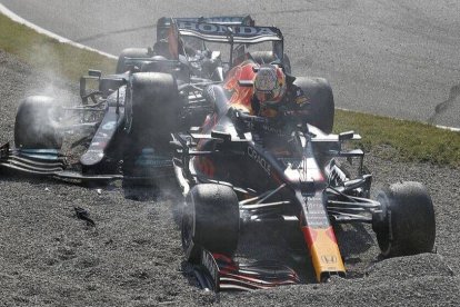 Así quedaron los coches de Hamilton y Verstappen tras el choque entre ambos.