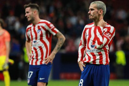 Griezmann y Saúl se lamentan de lo ocurrido tras el final del partido ante el Leverkusen.