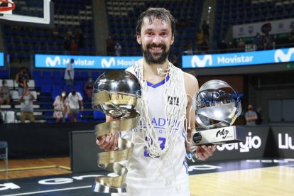 Sergio Llull, con los trofeos de campeón y MVP de la Final de la Supercopa.