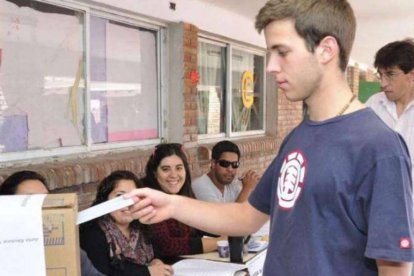 Un jóven votando en un simulacro de referéndum.