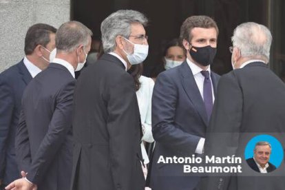 Pablo Casado junto a los presidentes del Supremo y del Constitucional.