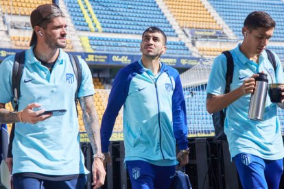 Los argentinos De Paul, Correa y Molina, en una previa de un encuentro con el Atlético.