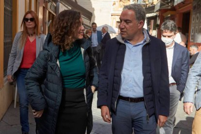 La presidenta de la Comunidad de Madrid, Isabel Díaz Ayuso y el coordinador de campaña del PP, Elías Bendodo.