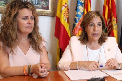 Cristina Fernández (izquierda), portavoz de Ciudadanos en el Ayuntamiento de Benicàssim, junto a Susana Marqués, alcaldesa de Benicàssim.