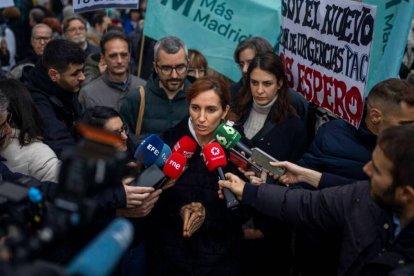 La portavoz de Más Madrid en la Asamblea, Mónica García, atiende a los medios de comunicación durante la manifestación.