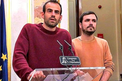 El diputado Bustamante, en el Congreso junto Alberto Garzón.