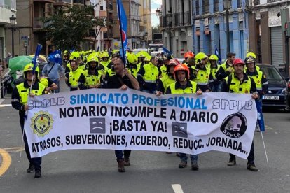 Imagen de la manifestación llevada a cabo por los bomberos esta mañana - SPPLB