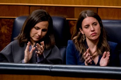 La ministra de Derechos Sociales y Agenda 2030, Ione Belarra (i), y la ministra de Igualdad, Irene Montero (d).