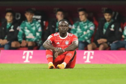 Sadio Mané, en el momento en el que cayó lesionado vistiendo la camiseta del Bayern.