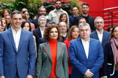 Sánchez convocó a su ejecutiva y los ministros del PSOE a una foto con sabor a despedida.