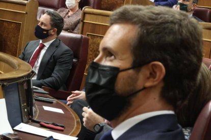 Casado y Abascal en sus escaños del Congreso.