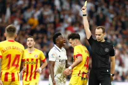 Melero López, mostrando una tarjeta en el Real Madrid-Girona.