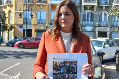 La vicealcaldesa y candidata del PSPV a la Alcaldía de Valencia, Sandra Gómez, muestra una fotografía de la empresa de los drones en Alicante.