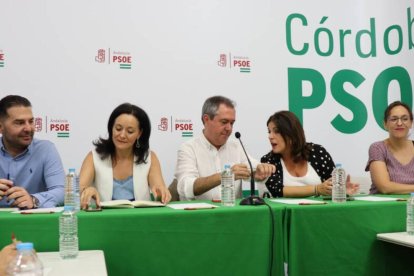 El secretario general del PSOE-A, Juan Espadas, en una reunión con la agrupación de Córdoba.