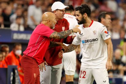 Isco, atendiendo las instrucciones de Sampaoli en un partido reciente del Sevilla.