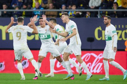 Los jugadores del Elche celebrando su gol "ilegal" en Cádiz.