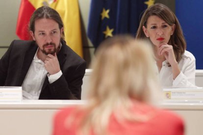 El exlíder de Podemos, Pablo Iglesias, y la vicepresidenta segunda y ministra de Trabajo, Yolanda Díaz.