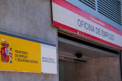 Puerta de la oficina de desempleo del barrio madrileño de Aluche.