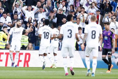 Benzema, tras conseguir uno de los tres goles que marcó ayer al Real Valladolid.