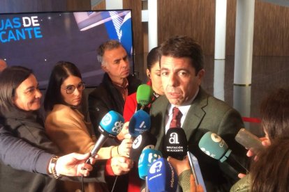 Carlos Mazón atendiendo hoy a los medios de comunicación durante el acto de celebración de los 125 años de Aguas de Alicante.