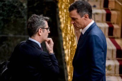 El ministro de Presidencia, Relaciones con las Cortes y Memoria Democrática, Félix Bolaños, y el presidente del Gobierno, Pedro Sánchez.