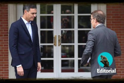 Sánchez recibiendo a Feijóo en La Moncloa.