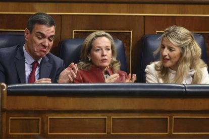 El presidente del Gobierno, Pedro Sánchez; la ministra de Asuntos Económicos, Nadia Calviño y la ministra de Trabajo y Economía Social, Yolanda Díaz.