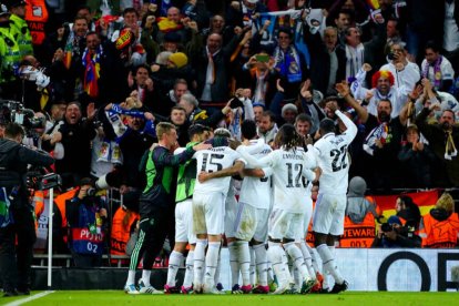PIña de jugadores del Real Madrid celebrando un gol anoche en Anfield.