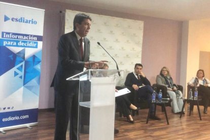 Carlos Mazón, líder del PPCV y presidente de la Diputación de Alicante, durante su intervención en las jornadas sobre la sanidad en el sur de Alicante organizadas por ESdiario.