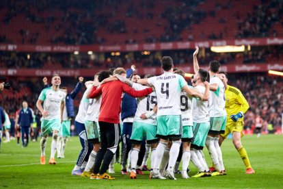 Futbolistas de Osasuna celebrando su clasificación para la final de Copa.