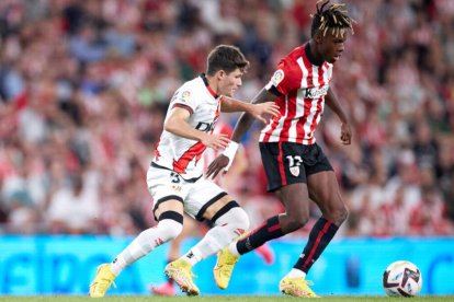 Fran García, junto a Nico Williams, en el Athletic-Rayo de la presente temporada.